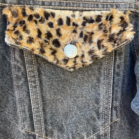 Vintage Trucker Denim Jacket with Faux Fur Leopard Print Trim - Size M